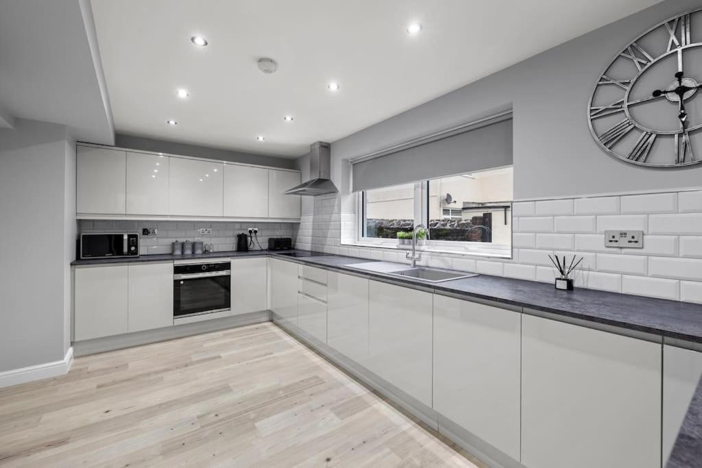 Holiday home Large Stylish 6 Bedroom House Plymouth