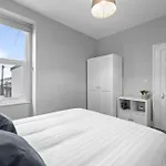 Large Stylish 6 Bedroom House