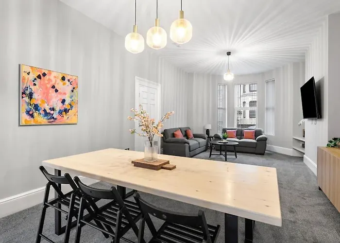 Large Stylish 6 Bedroom House