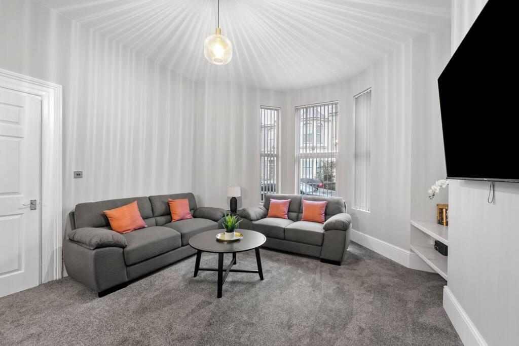 Large Stylish 6 Bedroom House Plymouth