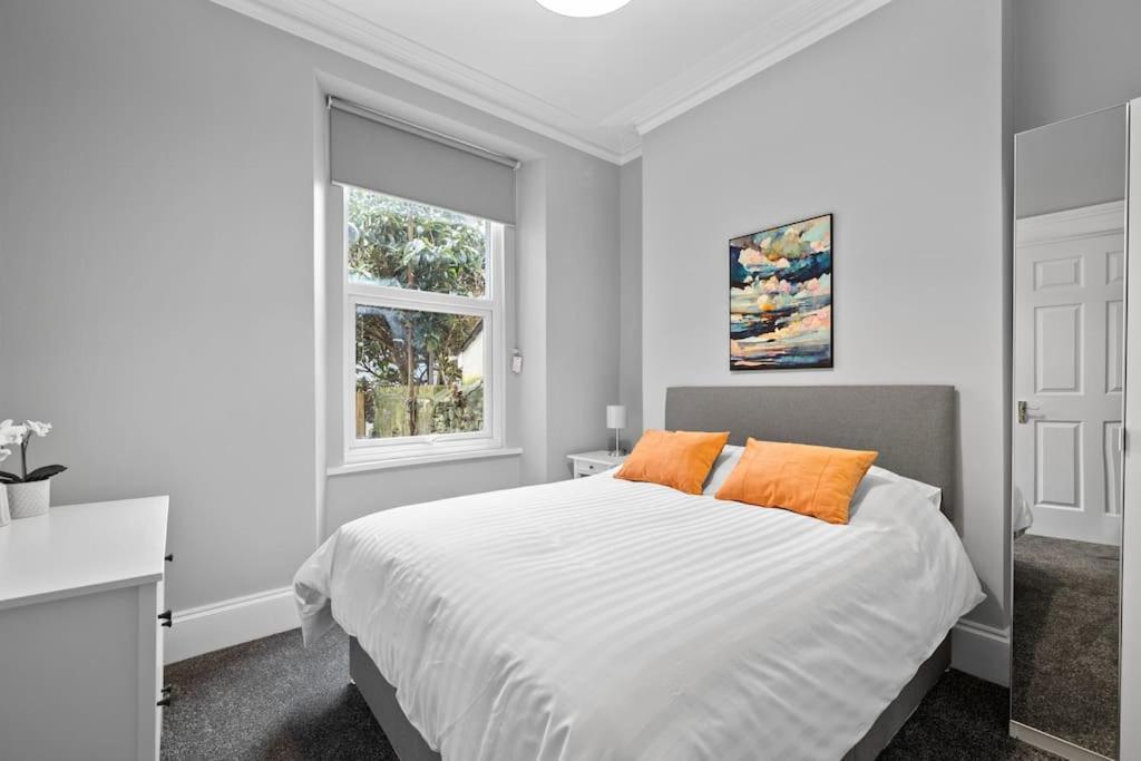 Large Stylish 6 Bedroom House