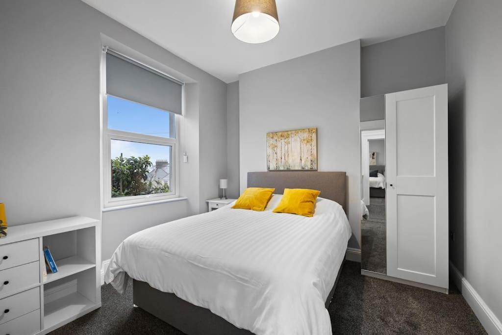 Large Stylish 6 Bedroom House