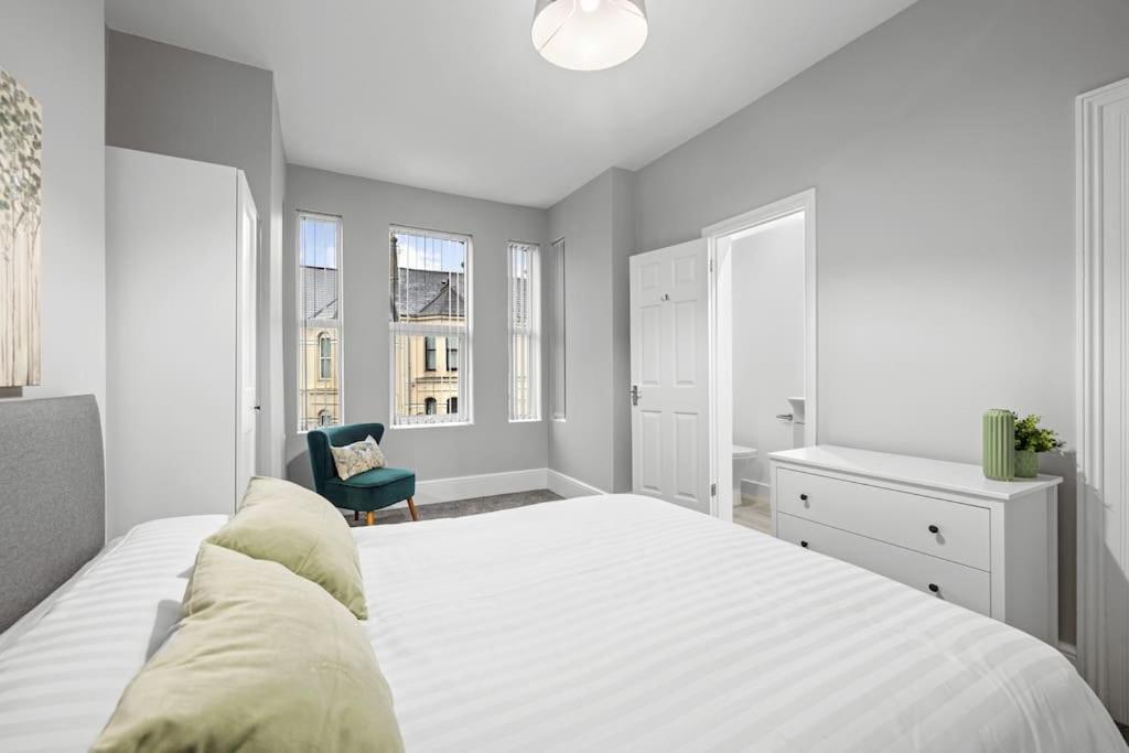 Large Stylish 6 Bedroom House *