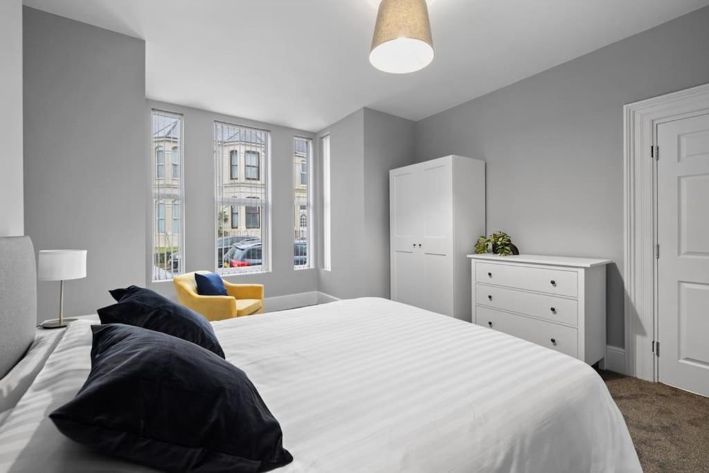 Large Stylish 6 Bedroom House Plymouth