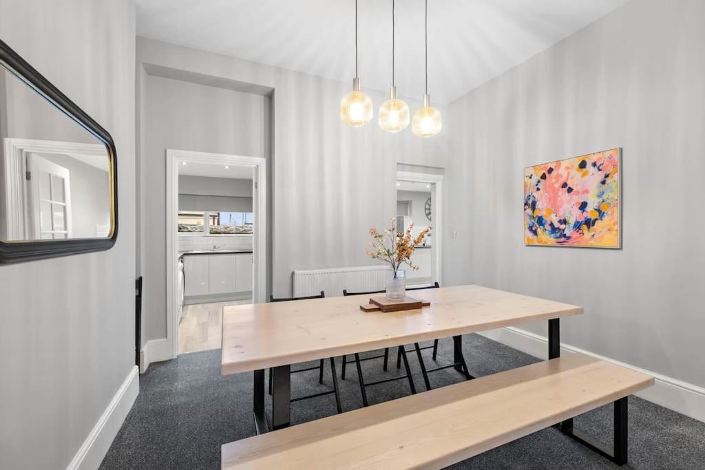 Large Stylish 6 Bedroom House *