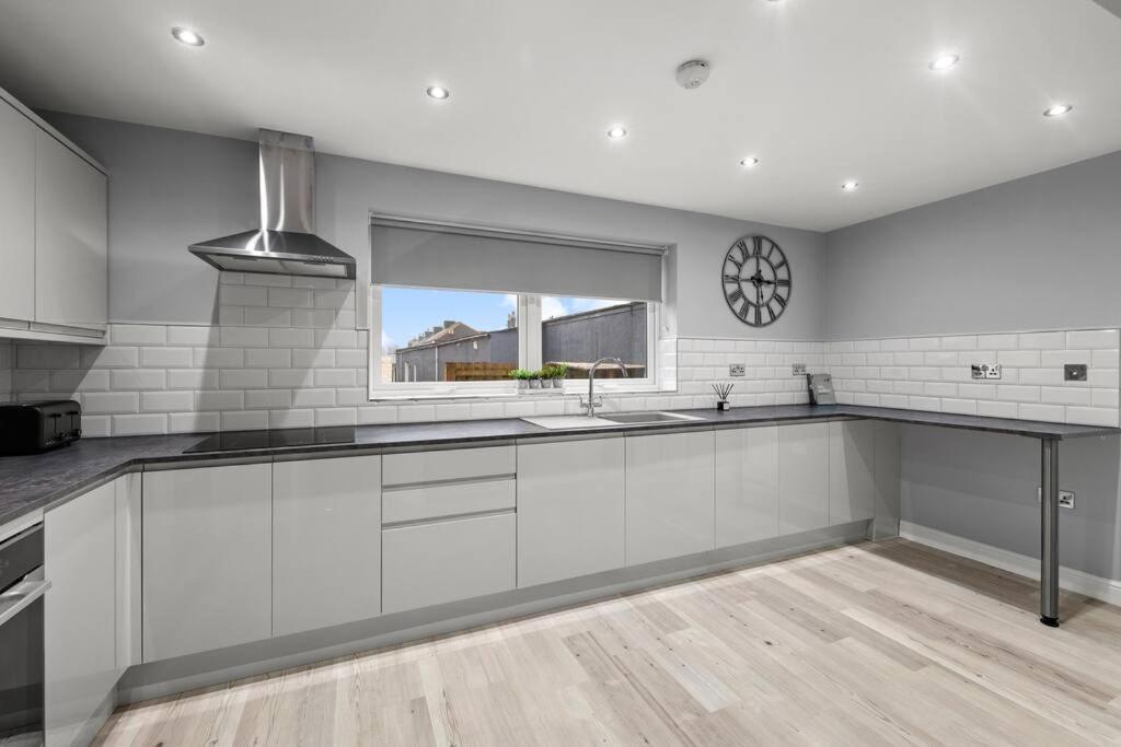 Large Stylish 6 Bedroom House Holiday home Plymouth